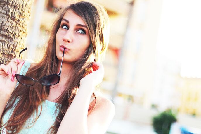 Djevojka razmišlja treba li se podvrgnuti plastičnoj operaciji povećanja grudi.