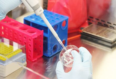 Ispitivanje testova pacijentice prije izvođenja augmentacijske mamoplastike