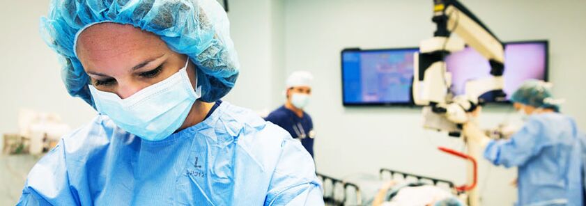 Kirurzi koji izvode plastične operacije za povećanje grudi