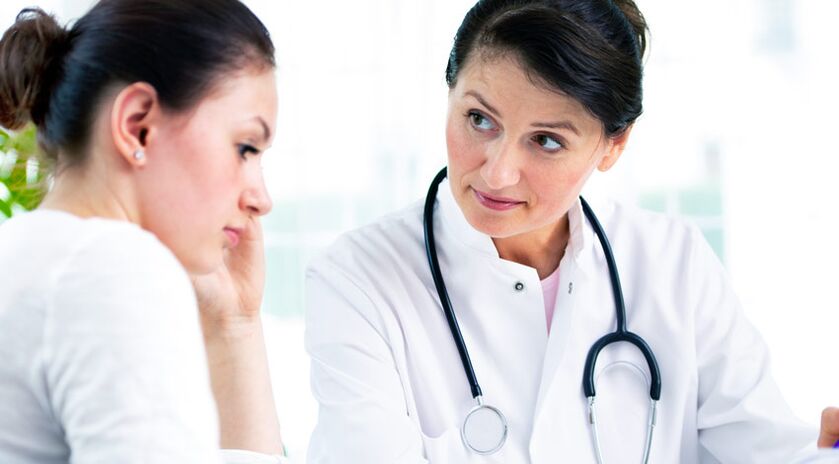 Liječnik savjetuje pacijenticu o indikacijama za augmentacijsku mamoplastiku.